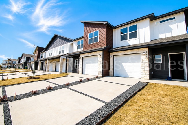 Building Photo - Upscale Three-bedroom Townhome!