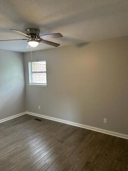 Building Photo - 661 Village Green Dr