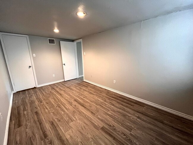Building Photo - 2Bed/1bath Duplex in Hyde Park with Small ...