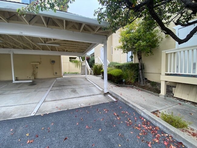 Building Photo - Bright & Stylish Monterey Condo