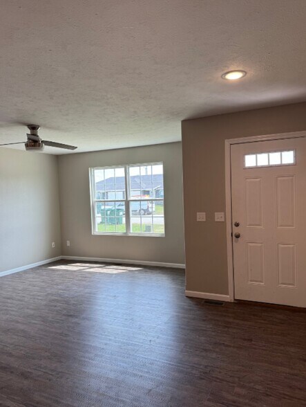 Building Photo - 919-921 W Stewart St