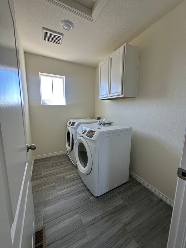 Building Photo - 4-bedroom Single Family Home in Broomfield