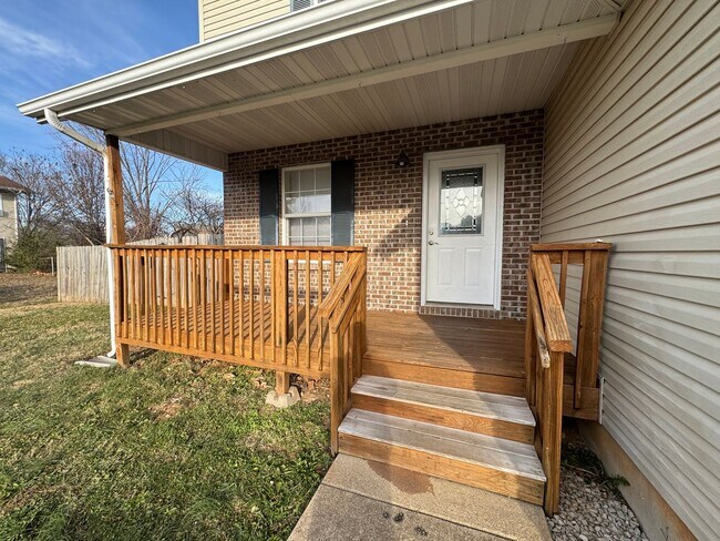 Building Photo - Spacious 3 bedroom, 2.5 bathroom Duplex