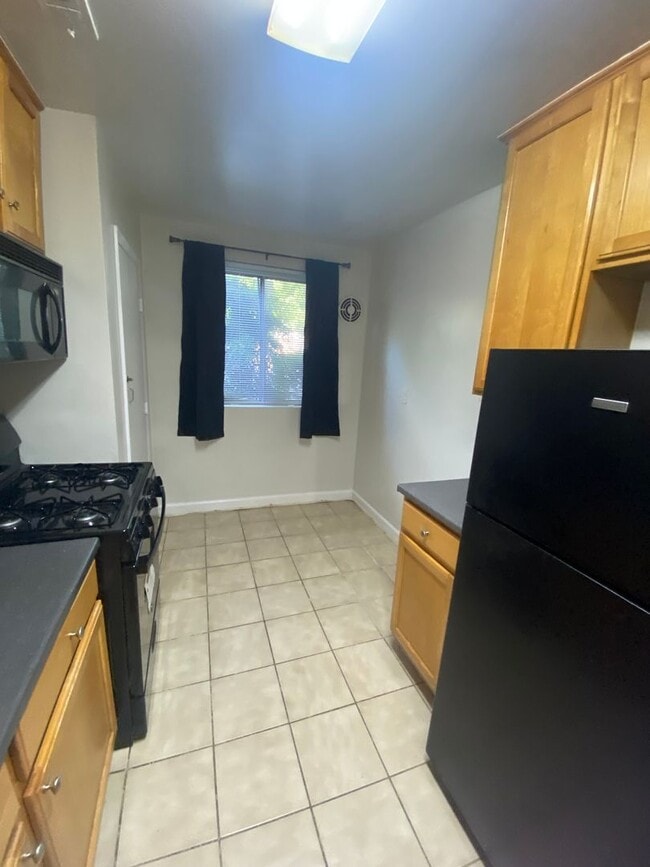 Building Photo - 1 bedroom-  NEW PAINT youtube video https:...