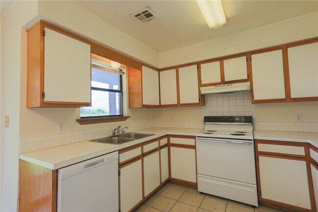 Building Photo - 2223 W Roselawn St