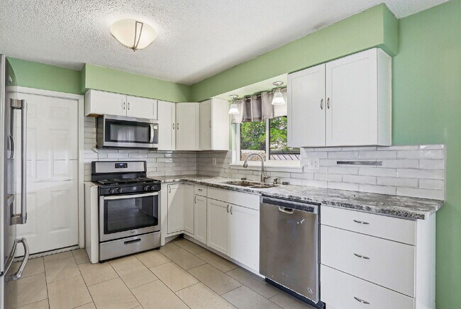 Building Photo - 3-Bedroom Home on Wedgewood Drive fully landscaped