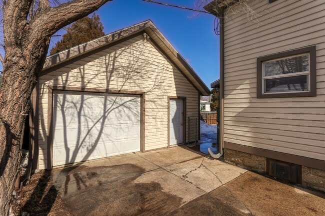 Building Photo - 625 Lewis St