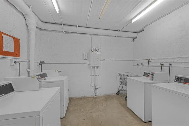 Building Photo - 1960 Marseille Dr