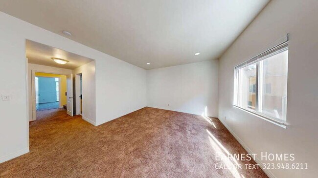 Building Photo - 11622 Oxnard St