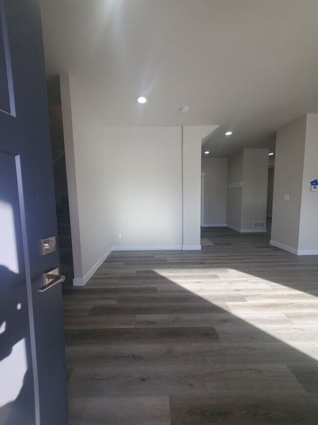 Building Photo - Updated and Very Spacious 3 Bedroom Townho...