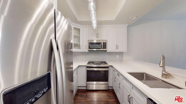 Building Photo - 3480 Barham Blvd