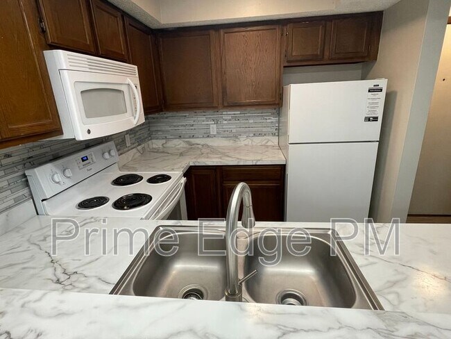 Building Photo - 6235 Holdrege-D11