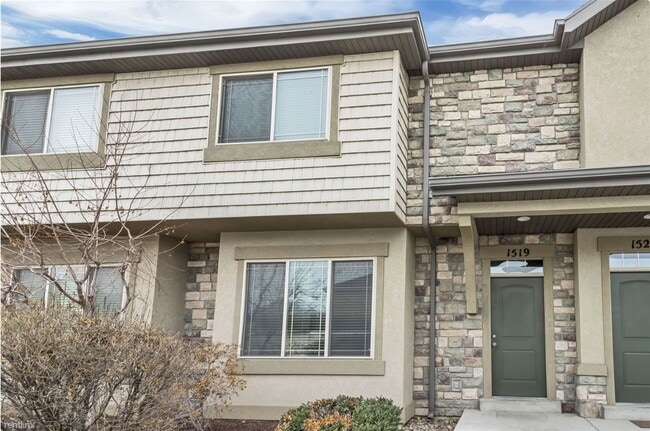 Building Photo - Beautiful Orem Townhouse