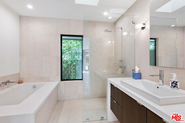 Building Photo - 3035 Lake Glen Dr