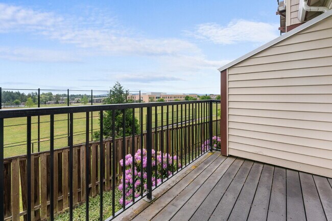 Building Photo - Spacious 3-Level Townhome for Rent in Prime Location