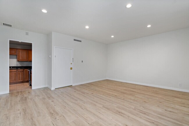 Building Photo - 10433 Wilshire Blvd