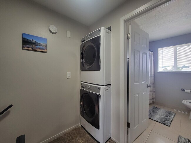 Building Photo - Newly Renovated Townhouse - Pet Friendly!!