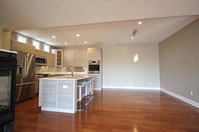 Building Photo - 713 Lois Ln