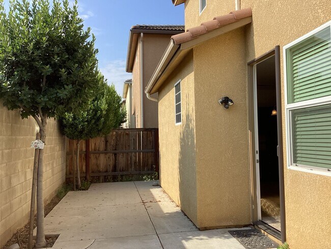 Building Photo - 7082 N Refinement Dr