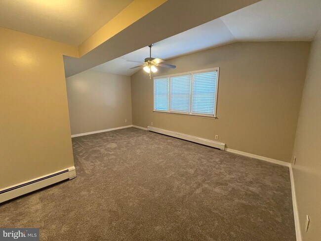 Building Photo - 2249 W Walnut St