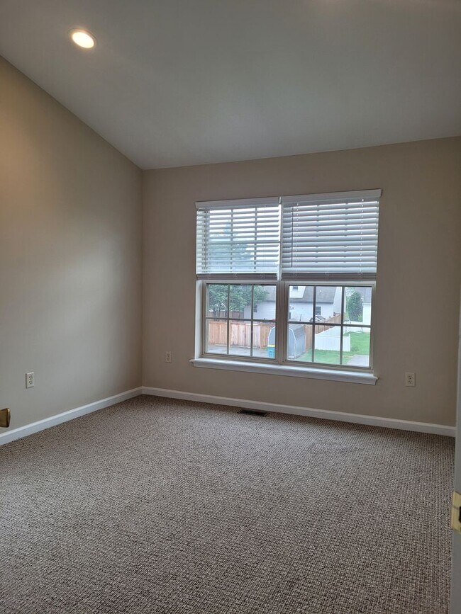 Building Photo - 2029 Powell Dr