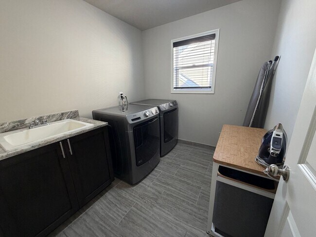 Building Photo - 13776 Grandeur Ave