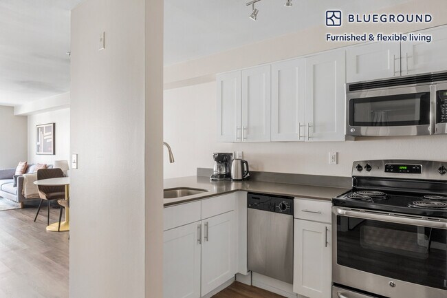 Building Photo - 526 Yale Ave N