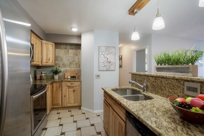 Building Photo - 2 Bedroom/2 Bathroom Condo - Aurora - Lowe...