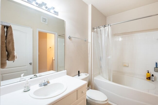 Building Photo - 2 Bedroom 1 Bath Condo in Park West - Mount Pleasant