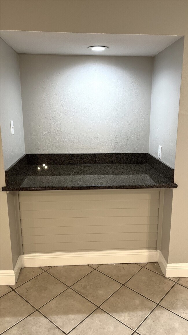 Building Photo - 9959 El Chaco Dr