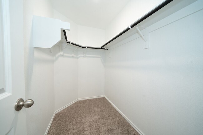 Building Photo - 2139 Thornton Dr