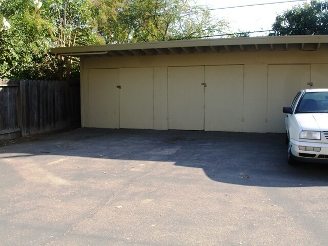 Building Photo - 1156 W Hamilton Ave