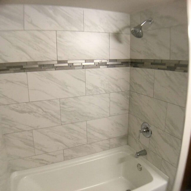 Building Photo - 201 W Oak St