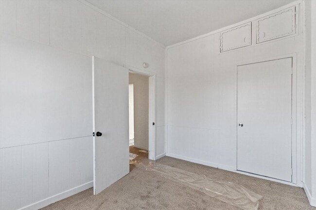 Building Photo - Bright 3 Bedroom, 1.5 Bath Home with Private Yard!