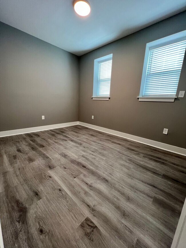 Building Photo - Newly Renovated 2-Bedroom Apartment in Sou...