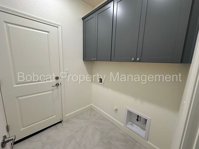 Building Photo - 923 Nelle Dr