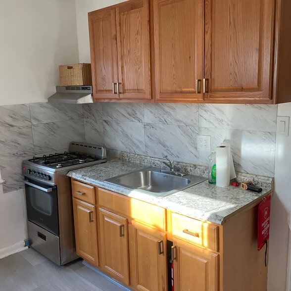 Apt kitchen 2 - 4137 Boyd Ave