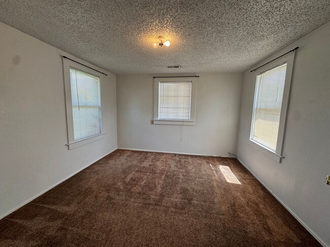 Building Photo - Quaint home in Hucrest