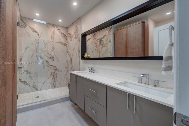 Building Photo - 2020 Alamanda Dr