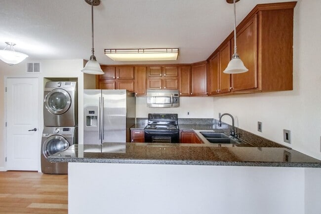 Building Photo - Beautiful 2 Story Townhouse with Prime Location!!