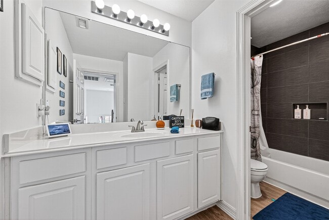 Building Photo - 1015 Enclave Square S