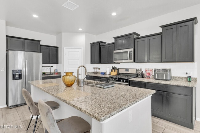 Building Photo - 1044 Gaitan St