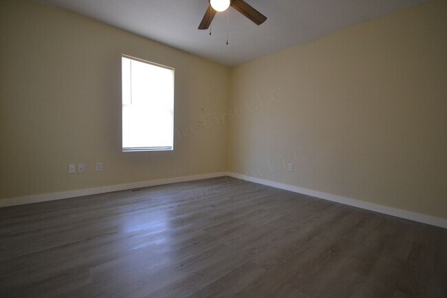 Building Photo - Vine St Duplexes