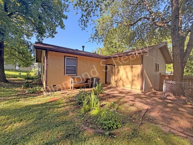 Building Photo - Charming 3 Bedroom Unit Available!