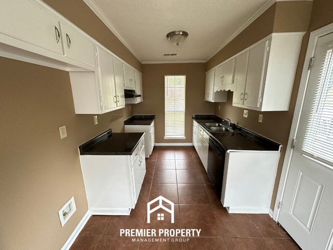 Building Photo - Charming 3BR/2BA Near Germantown | Fireplace & Bay Window Dining