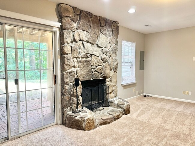 Building Photo - STAFFORD TOWNHOUSE - HANDY TO QUANTICO, SH...
