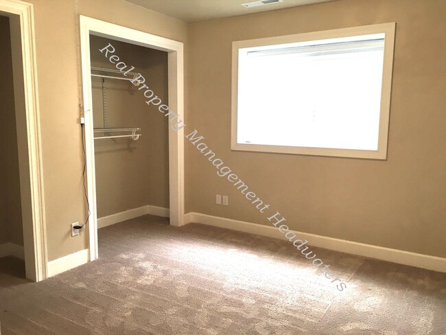 Building Photo - 5 Bedroom 3 Bath House for Rent