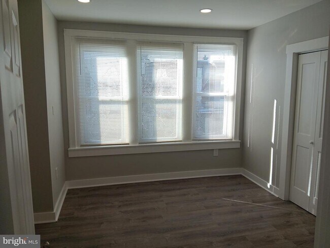 Building Photo - 1939 N Myrtlewood St