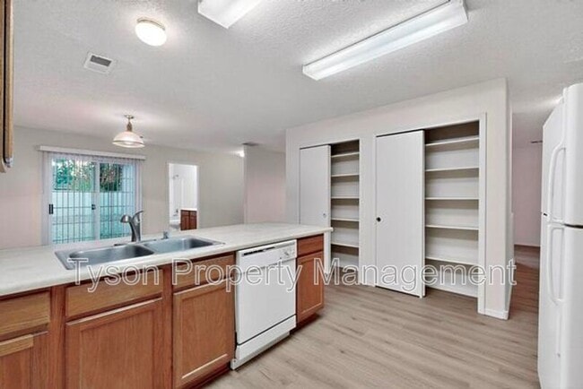 Building Photo - 8001 Vinemont Pl NW