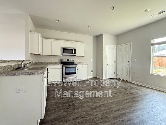 Building Photo - 380 Americana Dr